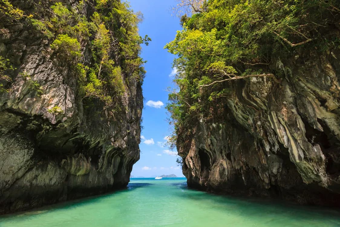 Lagoas entre as rochas de Phang Nga