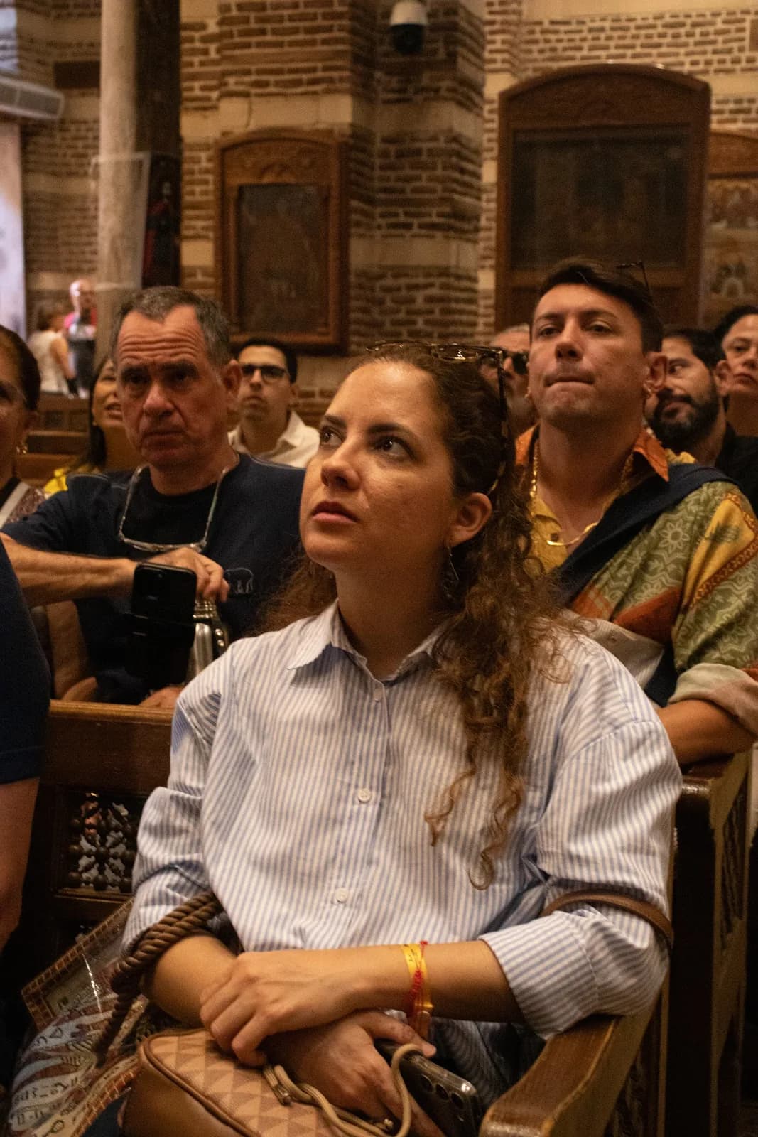O guia explicando a história, e o grupo ouvindo