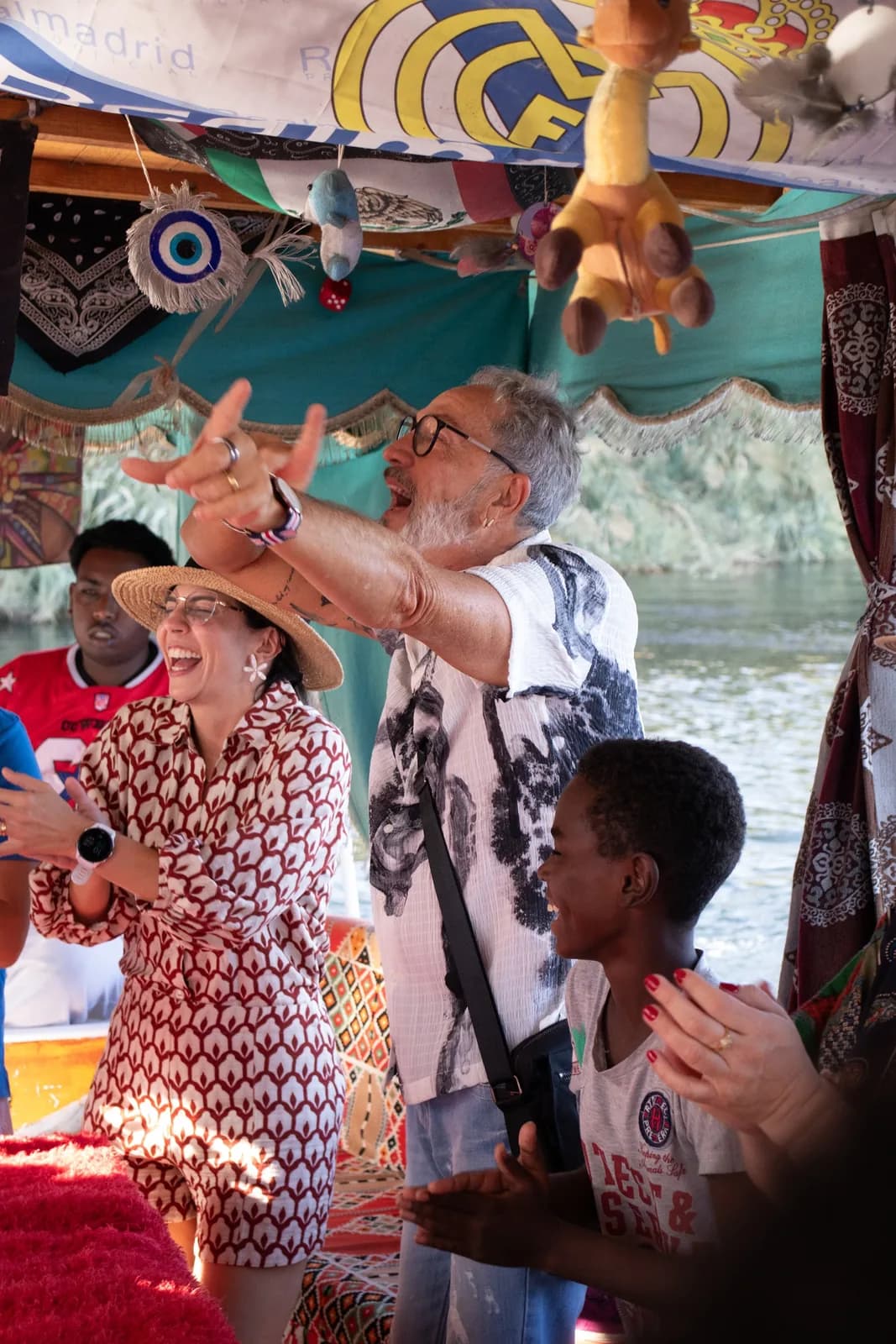 Passeio de barco pelo Nilo, com música e dança núbia