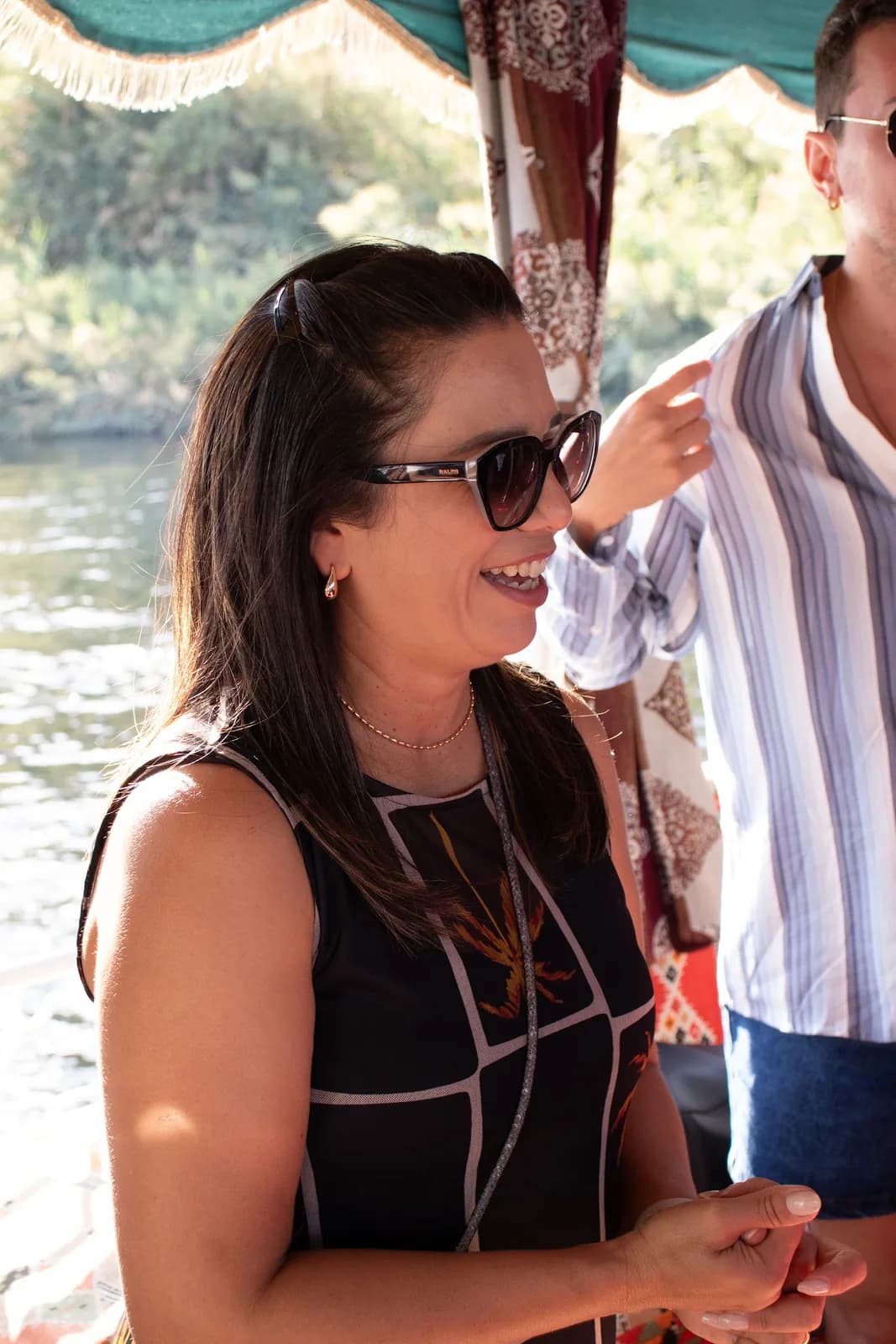 Risada no barco — essa parte não está no roteiro, mas acontece
